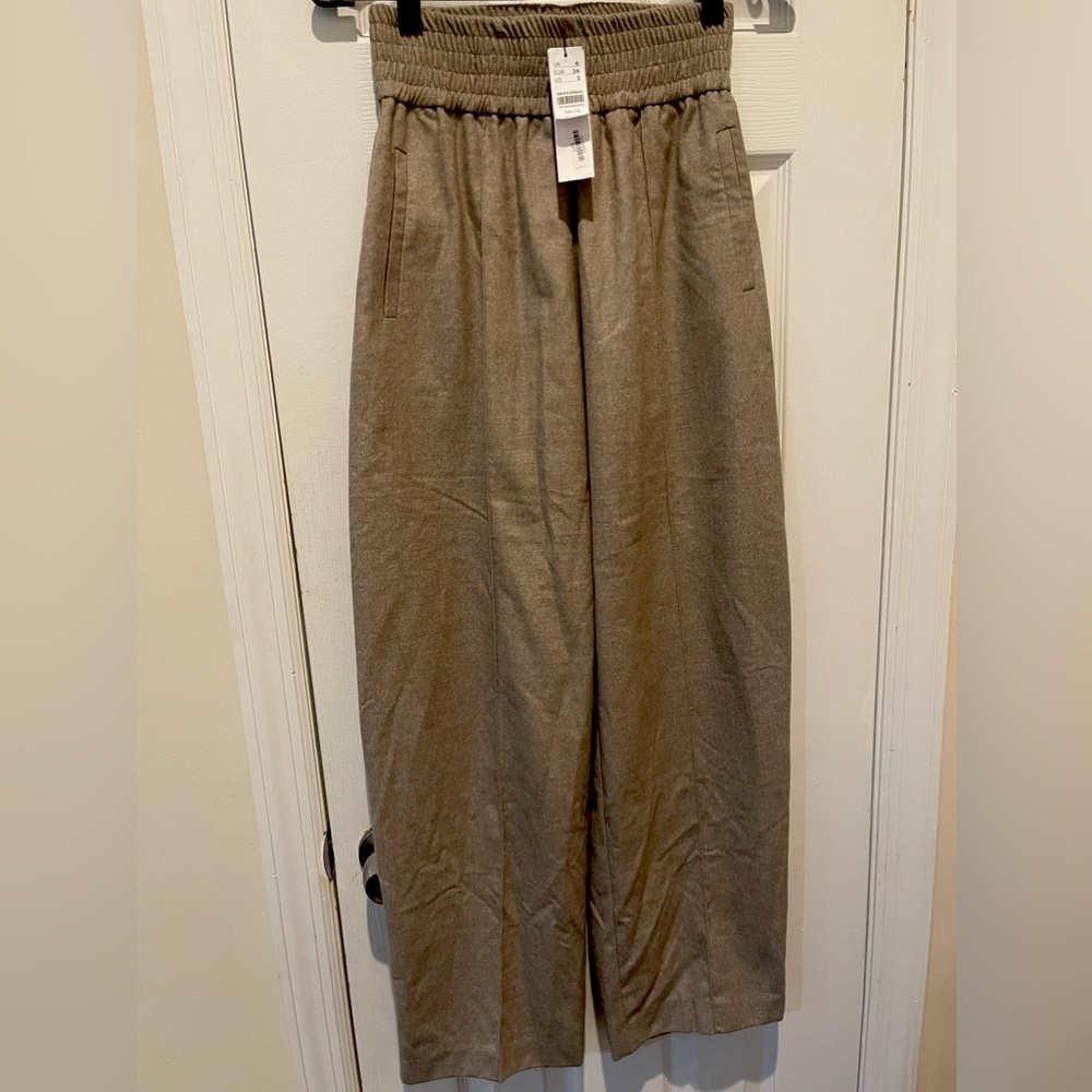High-waisted pants with elastic waist.  side pockets